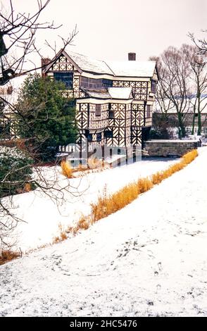 Cheshire Landschaft im Schnee, die den Graben um Little Moreton Hall in der Nähe von Knutsford Cheshire England Stockfoto