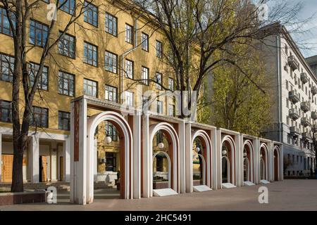 Moskau, Russland - 23. Oktober 2021: Beleuchtete Bögen mit Laternen in der Lawrushinsky-Straße in Moskau Stockfoto