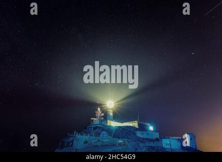 Ein Leuchtturm oder Lichtsignalturm, der sich an der Küste oder auf dem Festland befindet. Stockfoto