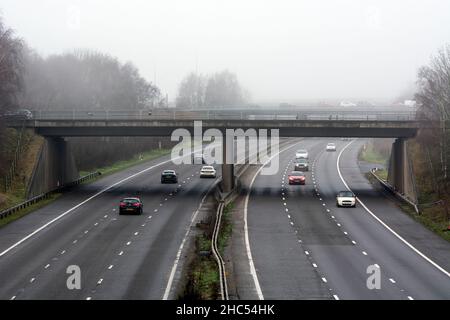 Leichter Verkehr auf der Autobahn M40 am Heiligabend, 2021. Warwick, Großbritannien. Stockfoto