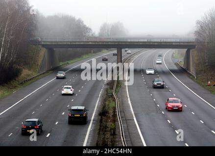 Leichter Verkehr auf der Autobahn M40 am Heiligabend, 2021. Warwick, Großbritannien. Stockfoto