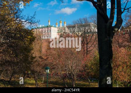 Blick auf den amüsanten Palast und die Mauern des Moskauer Kremls aus dem Alexander-Garten an einem Herbsttag- ein Park im Moskauer Stadtteil Tverskoy, Stockfoto