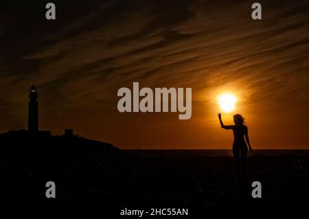 Ein Leuchtturm oder Lichtsignalturm, der sich an der Küste oder auf dem Festland befindet. Stockfoto