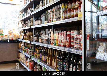 Minsk, Weißrussland - 20. Dezember 2021: Regale mit Waren in einem Lebensmittelgeschäft Stockfoto