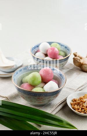 Große Tangyuan auf blauer chinesischer Schale. Tang Yuan ist ein süßer Dumpling Balls für das Wintersonnenwende-Fest Stockfoto