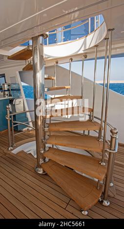 Holz- geschwungene Wendeltreppe auf Sonnendeck von großen Luxus motor yacht Stockfoto