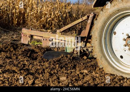 Traktor-Maschine zur Kultivierung Boden der Bodenvorbereitung für die Pflanzung von Getreide, Frühjahr Stockfoto