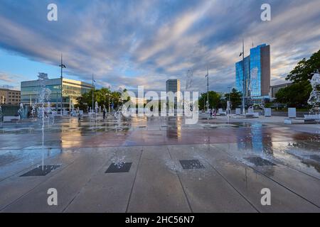 Brunnen auf dem Platz vor dem Hauptquartier der Vereinten Nationen Stockfoto