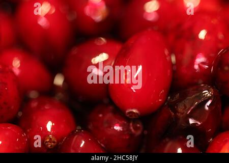 Nahaufnahme des Haufens von Cornus Mas, Cornelian Cherry, European Cornel oder Cornelian Cherry Dogwood. Stockfoto