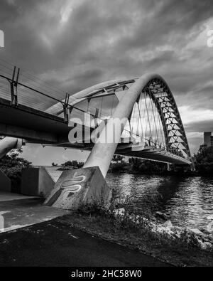 Vertikale Graustufenaufnahme der Humber Bay Arch Bridge. Toronto, Kanada. Stockfoto