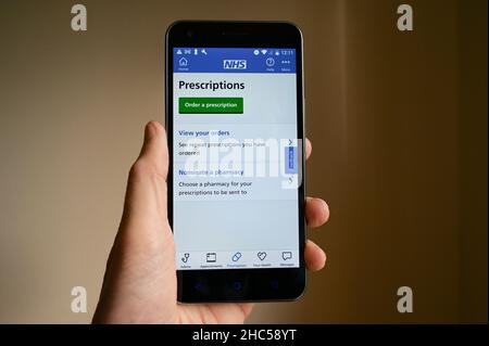 Rezepte, Rezept bestellen, NHS-App auf einem Mobiltelefon angezeigt Stockfoto