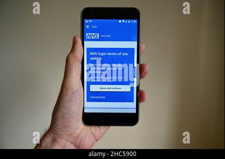 NHS-Login, NHS-App auf einem Mobiltelefon angezeigt Stockfoto