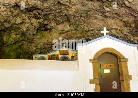 Agia Sofia Kapelle am Eingang einer Höhle auf der Insel Kythira, Griechenland. Stockfoto