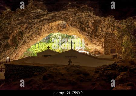Agia Sofia Kapelle am Eingang einer Höhle auf der Insel Kythira, Griechenland. Stockfoto