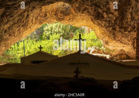 Agia Sofia Kapelle am Eingang einer Höhle auf der Insel Kythira, Griechenland. Stockfoto