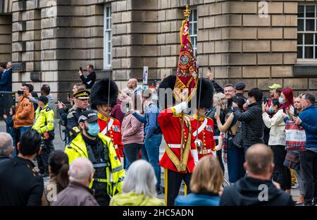 Die Royal Scots Dragoon Guards marschieren mit Flaggen-Standard bei der Parade zum 50th. Jahrestag, Royal Mile, Edinburgh, Schottland, Großbritannien Stockfoto