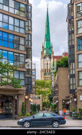 Eine wunderschöne St. James Cathedral in Adelaide und eine Kirche zwischen modernen Gebäuden. Kathedrale Kirche St. James in Toronto, Ontario, Kanada, ist die Heimat Stockfoto