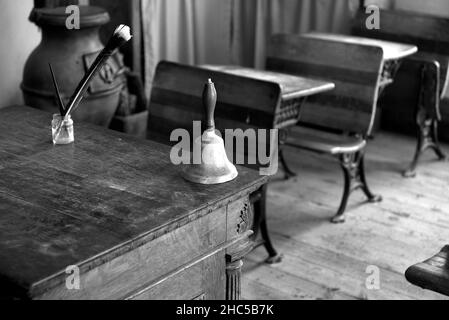 Ein neu erbauten Einzimmerschulhaus aus dem 19th. Jahrhundert im lebendigen historischen Komplex El Rancho de las Golondrinas in der Nähe von Santa Fe, New Mexico. Stockfoto