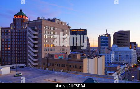 EL Paso, TX -15 DEC 2021- Blick bei Sonnenaufgang auf die Skyline von El Paso in Texas, USA. Stockfoto