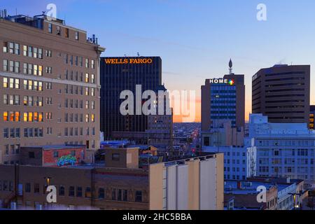 EL Paso, TX -15 DEC 2021- Blick bei Sonnenaufgang auf die Skyline von El Paso in Texas, USA. Stockfoto