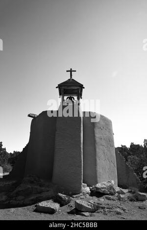 Eine historische lehmziegelkapelle in El Rancho de las Golondrinas, einem lebendigen Geschichtskomplex in der Nähe von Santa Fe, New Mexico. Stockfoto