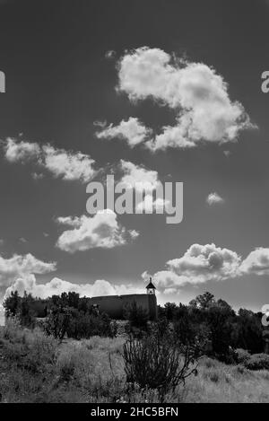 Eine Adobe-Kapelle aus dem 19th. Jahrhundert im lebendigen historischen Komplex El Rancho de las Golondrinas in der Nähe von Santa Fe, New Mexico. Stockfoto