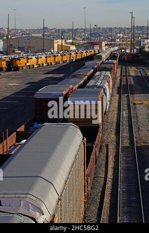 EL Paso, TX -15 DEC 2021- Ansicht eines Güterzuges von BNSF in El Paso, Texas, USA. Stockfoto