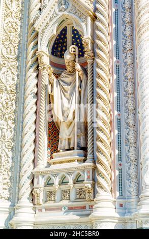 Die steinerne Statue des Bischofs. Stockfoto