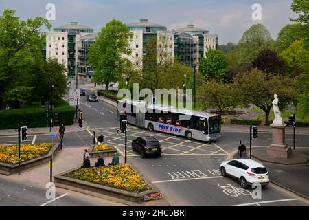 Wichtige Kreuzung im Stadtzentrum (Fußgänger und Menschen, gelb geschlüpftes Gebiet, Schilder und Markierungen) - A1036 & Station Rise, York, North Yorkshire, England Großbritannien. Stockfoto