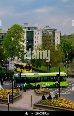 Hauptverkehrsknotenpunkt im Stadtzentrum (belebte Hauptstraßen, öffentliche Verkehrsmittel, Busse, gelb geschlüpftes Gittergebiet, Wohnungen) - A1036, York, North Yorkshire, England Großbritannien. Stockfoto