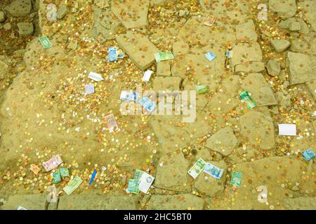 Geld gegen Pit, Geld auf Rock. Stockfoto