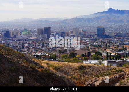 EL Paso, TX -15 DEC 2021- Landschaftsansicht der Skyline von El Paso in Texas, USA. Stockfoto