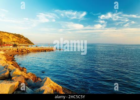 Wunderschöne Küste mit Pier. Stockfoto