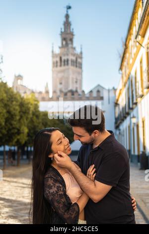 Interracial paar in der Liebe. Freund und asiatische Freundin in Sevilla, Spanien. Stockfoto