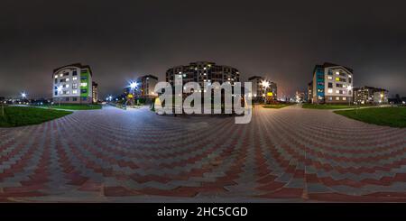 360 Grad Panorama Ansicht von Nacht 360 hdri Panorama in der Nähe von Spielplatz in der Mitte der modernen mehrstöckigen Mehrfamilienhaus Wohnanlage der Stadtentwicklung in äquirequeckigen s