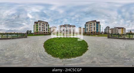 360 Grad Panorama Ansicht von 360 hdri Panorama in der Nähe des Spielplatzes in der Mitte des modernen mehrstöckigen Mehrfamilienwohnkomplexes der Stadtentwicklung in equiprecheckigen Seeleuten