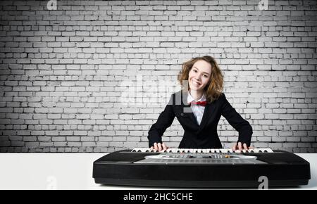 Verrückte Frau spielt Klavier Stockfoto