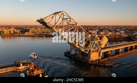 Luftaufnahme der Zugbrücke auf dem Wreck Lead Channel im Island Park, NY bei Sonnenuntergang Stockfoto