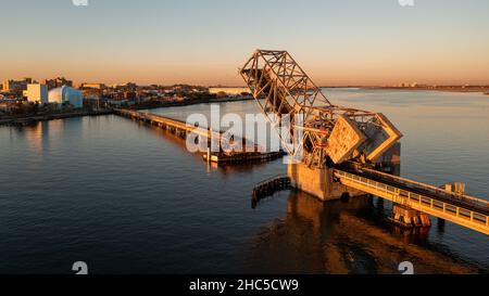 Luftaufnahme der Zugbrücke auf dem Wreck Lead Channel im Island Park, NY bei Sonnenuntergang Stockfoto