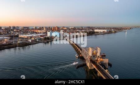 Luftaufnahme von Wreck Lead Channel und einem kleinen Dorf bei Sonnenaufgang im Long Island Park, NY Stockfoto