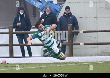 Parma, Italien. 24th Dez, 2021. giovanni pettinelli (benetton) gibt einen Versuch während Zebre Rugby Club vs Benetton Rugby, United Rugby Championship Spiel in Parma, Italien, Dezember 24 2021 Kredit: Unabhängige Fotoagentur/Alamy Live Nachrichten Stockfoto