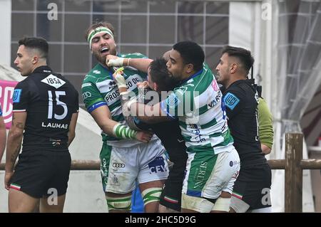 Sergio Lanfranchi Stadium, Parma, Italien, 24. Dezember 2021, niccolo cannone (benetton) wurde von oliviero Fabiani (Zebre) während des Spiels des Zebre Rugby Club gegen Benetton Rugby - United Rugby Championship getroffen Stockfoto