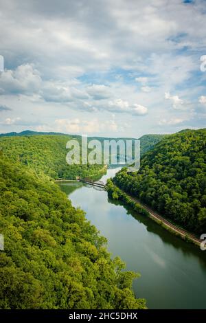 Blick auf die New River Gorge vom Hawks Nest State Park, West Virginia Stockfoto