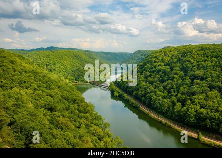 Blick auf die New River Gorge vom Hawks Nest State Park, West Virginia Stockfoto