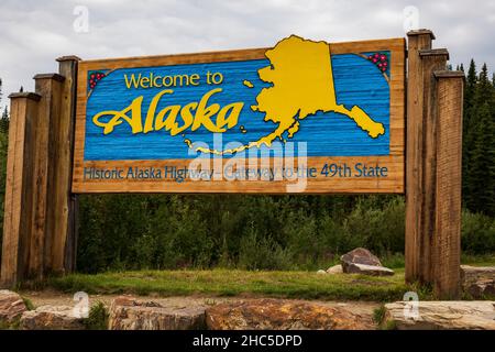 Willkommen in Alaska Zeichen an der internationalen Grenze zu Kanada auf dem Alaska Highway Stockfoto