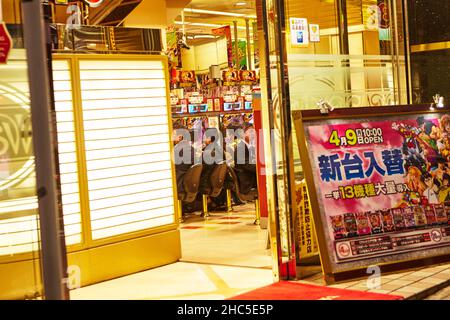 Tokio, Japan, April 2018. Spielhalle in der Stadt Tokio, Bereich des Ueno-Bahnhofs Japan. Erwachsene japanische Männer verbringen viel Zeit mit Spielautomaten. Stockfoto