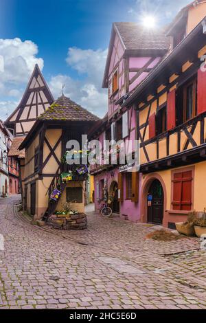 Malerische historische Straße in Eguisheim, Elsass, Frankreich Stockfoto