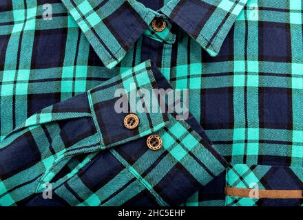 Herrenshirt. Button-Down-Ärmel eines karierten Hemdes. Kleidungsstück Stockfoto