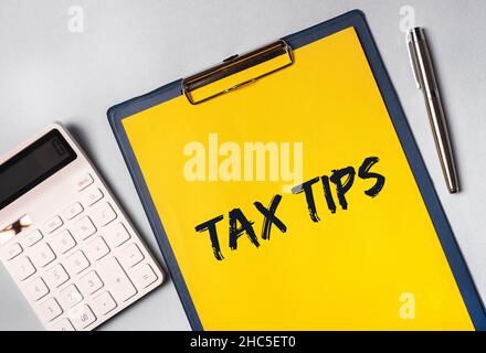 Tax Tips Konzept. Wort auf Geschäftsgelbes Papier. Stockfoto