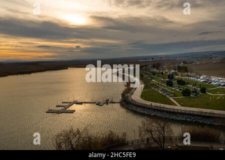 Ankara, Türkei - Dezember 11 2021: Mogan-See und Grillpark in der Nähe des Sees bei Sonnenuntergang, Golbasi. Stockfoto